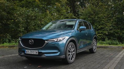 Tematinė nuotrauka: „Mazda CX-5 II“ SUV automobilis dinamiškoje aplinkoje
