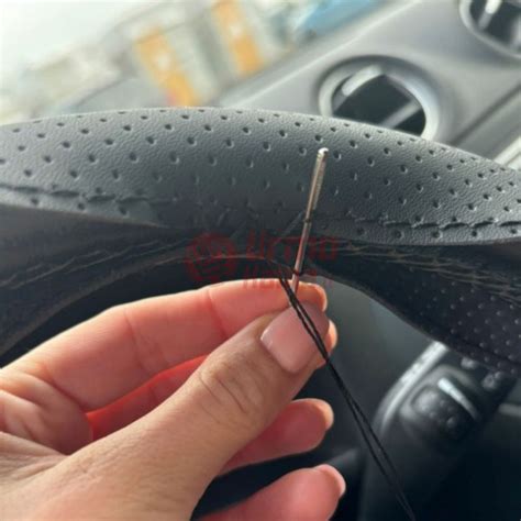 Teminė nuotrauka su automobilio vairo mechanizmu ir įspėjamuoju ženklu