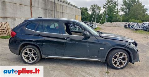 BMW X1 antros kartos modelio priekinės dalies vaizdas, pabrėžiantis naują dizainą ir priekinių ratų varomąją jėgą