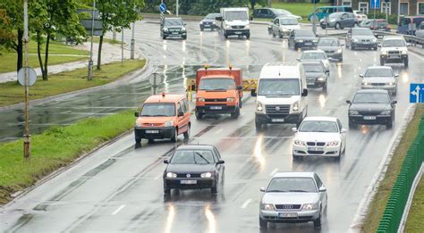 Vairuotojas, demonstruojantis agresyvų elgesį kelyje