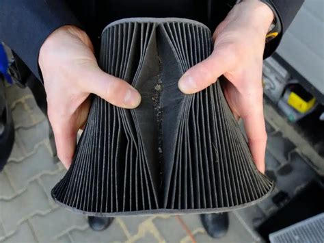 Scheminis vaizdas, kaip drėgmė patenka į automobilio dureles ir sukelia koroziją