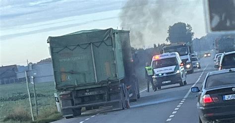 Sunkvežimis, važiuojantis per didžiulę Kazachstano stepę