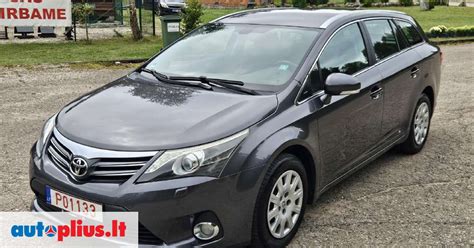 Toyota Avensis universalas su atidarytu degalų bako dangteliu