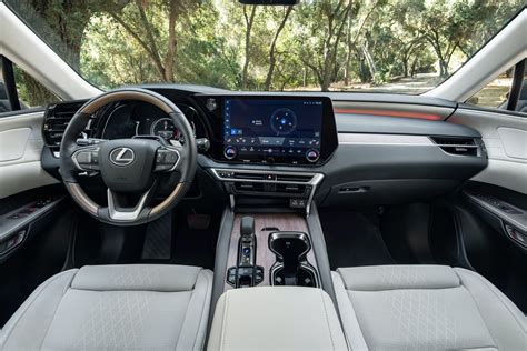 Lexus RX 450h interjero nuotrauka su prietaisų skydeliu