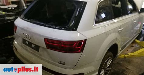 Degančio automobilio „Audi Q7“ nuotrauka