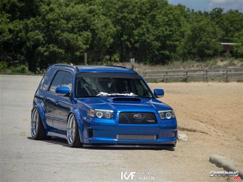 Teminis foto: Subaru Forester SG važiuoja žvyrkeliu per mišką