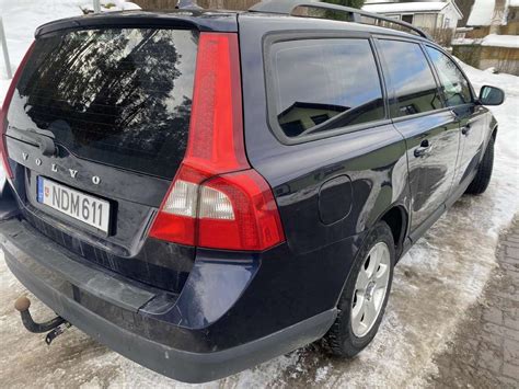 Volvo V70 universalas stovintis gamtoje