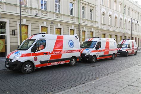 Teminė nuotrauka: Vilniaus gatvių sankryža naktį, policijos automobiliai ir greitosios pagalbos automobilis po avarijos