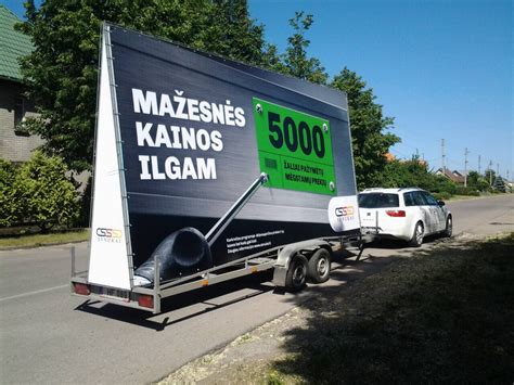 Tematinė nuotrauka: reklaminė priekaba su ryškiu tentu, pastatyta mieste