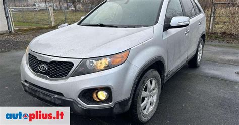 Kia Sorento 2009 priekinė dalis su masyviu bamperiu ir pailgais žibintais