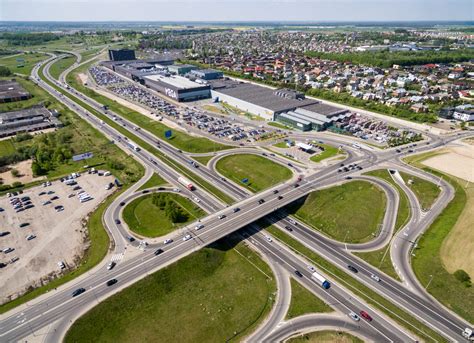 PLC „Mega“ prekybos ir laisvalaikio centro eksterjeras ir automobilių stovėjimo aikštelė