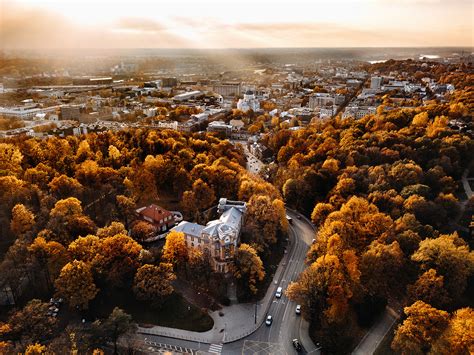 Panoraminis vaizdas į šviesų, tolimą kelią