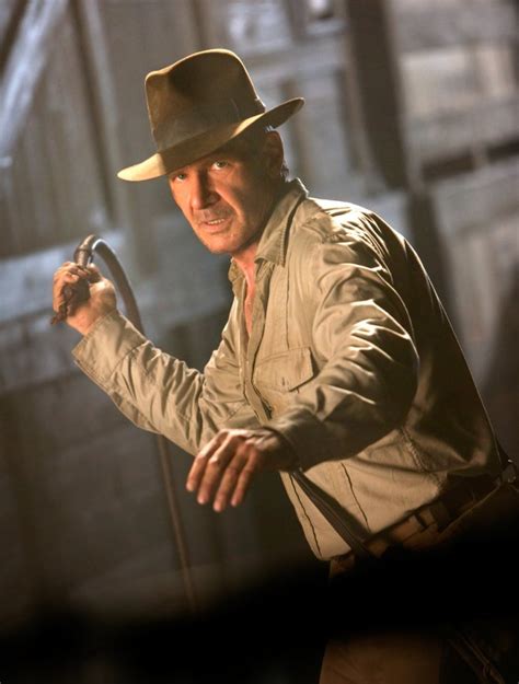 Harrisonas Fordas kaip Indiana Jones su biču ir skrybėle filme „Dingusios arkos plėšikai“