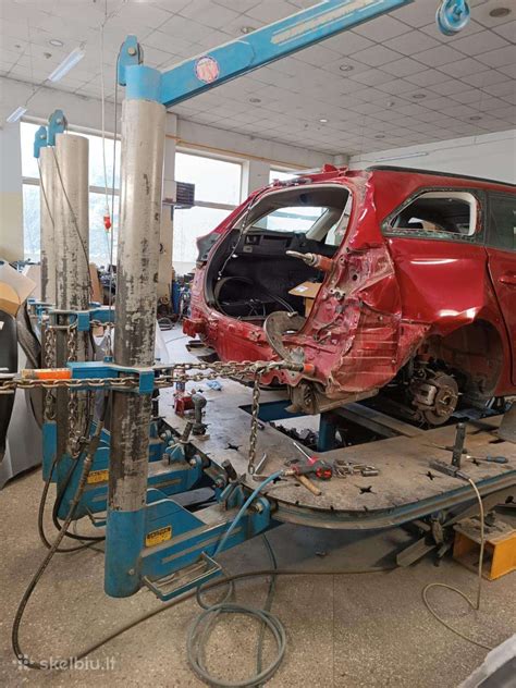 Automobilių kėbulo remonto meistras, montuojantis detalę