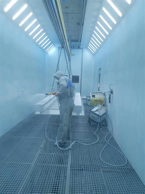 schematinis vaizdas, kaip veikia miltelinis dažymas ir jo privalumai ratlankiams