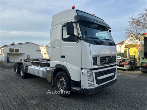 Volvo FH sunkvežimis kelyje su užrašu 480
