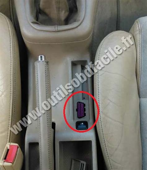 VW Passat B5 komforto bloko vieta po kilimėliu