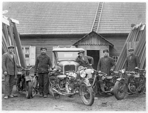Teminė nuotrauka, vaizduojanti įvairias transporto priemones (lengvuosius automobilius, sunkvežimius, techniką)