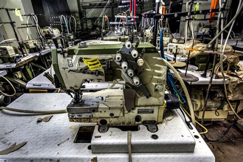 nuotrauka su senais civilinės gynybos plakatais ir įranga slėptuvėje
