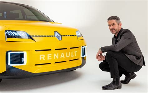 „Renault“ logotipas ir Danas Rapšys, kaip rėmėjo veidas prie automobilio