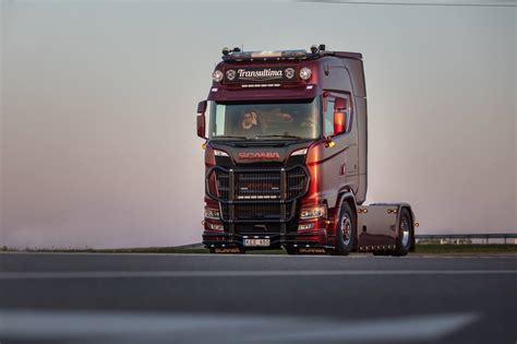 Tematinė Scania sunkvežimio nuotrauka su pabrėžtais inovatyviais sprendimais
