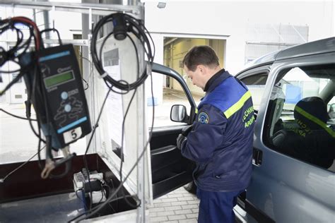 Nuotrauka: Automobilio dūmingumo testas techninės apžiūros metu