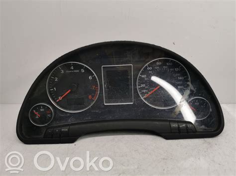 Audi A4 B7 salono vaizdas, akcentuojantis prietaisų skydelį ir apdailą