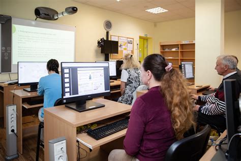 Tematinė nuotrauka: žmogus, naudojantis kompiuterį oficialiems dokumentams tvarkyti