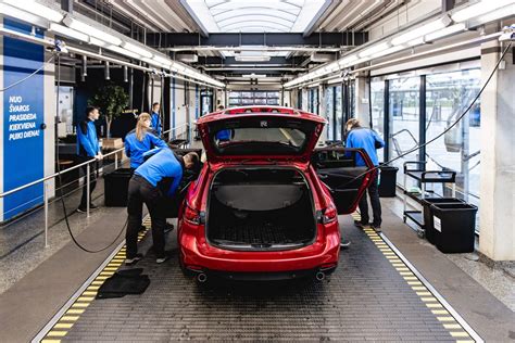 Nuotrauka, vaizduojanti automobilio saloną su švariais kilimėliais ir vėdinimo sistema