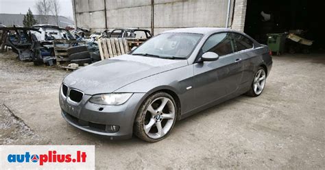 schematinis pavaizdavimas skirtingų spalvų dūmų, rodančių automobilių gedimus