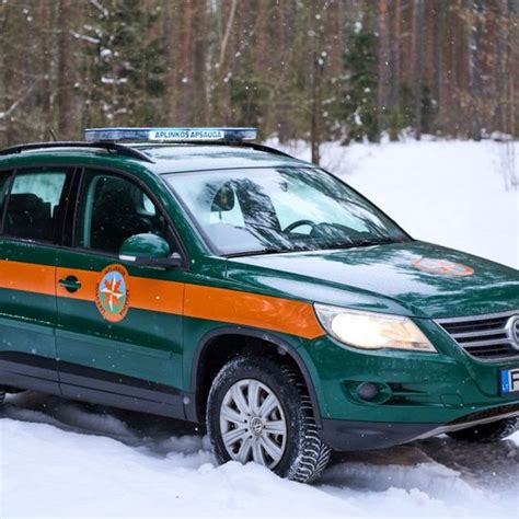 aplinkos apsaugos tarnybinio automobilio išorinis dizainas su oranžinėmis juostomis ir logotipu