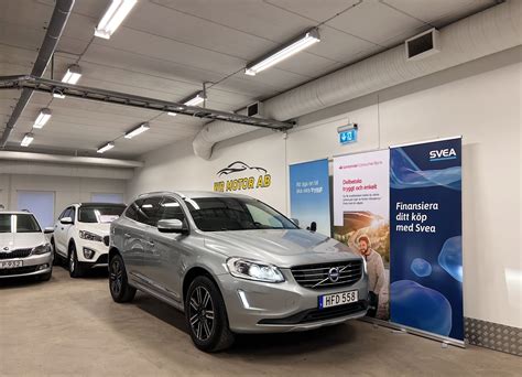Automobilių serviso mechanikas tikrina Volvo XC60