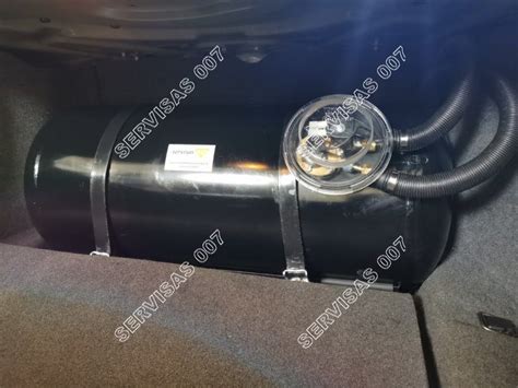 Automobilio bagažinė su toroidiniu ir cilindriniu dujų balionu, pabrėžiant tūrio skirtumus