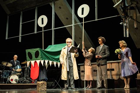 Spektaklio „Jauno žmogaus memuarai“ scenos fragmentas su aktoriais