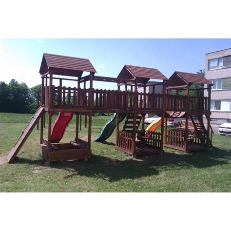 Koliažas su skirtingais gaminiais iš perdirbtų padangų (žaidimų aikštelės danga, mulčias, mados detalės)
