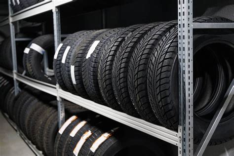 Tematinė nuotrauka: vairuotojas tikrina automobilio padangas