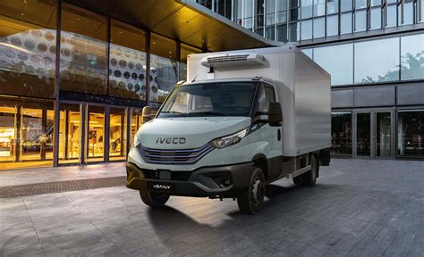 infografika, iliustruojanti „Iveco eDaily“ elektrinės sistemos privalumus: akumuliatorių talpa, variklio galia, įkrovimo laikas