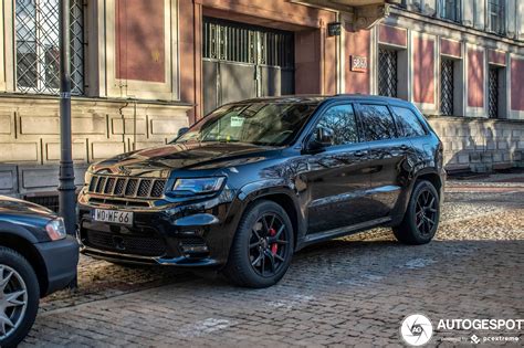 Teminis automobilio Jeep Grand Cherokee nuotrauka, važiuojančio bekele