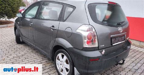 Toyota Verso bendras vaizdas arba šeima su automobiliu
