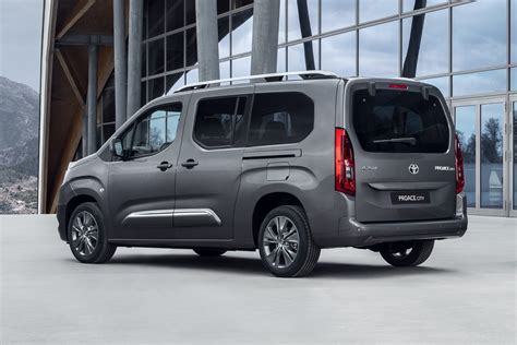 Toyota Verso išorės nuotrauka, rodanti dizaino ypatybes