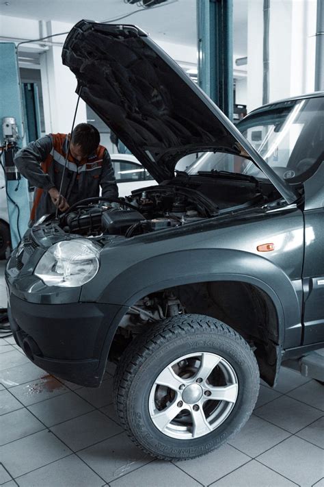 Serviso mechanikas tikrina automatinės pavarų dėžės tepalo lygį