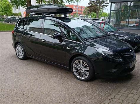 Automobilis Opel Insignia su sumontuotais stogo skersiniais ir bagažine