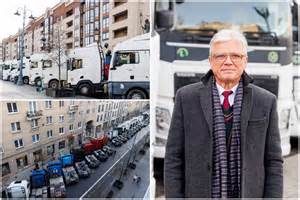 Tematinė nuotrauka: įvairių markių vilkikų kolona kelyje