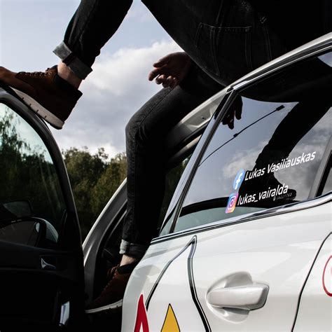 Vairavimo pamoka su instruktoriumi ir mokiniu automobilyje