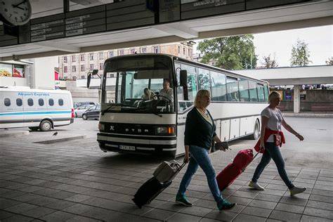 Tematinė iliustracija: sausakimšas autobusas, stovintys keleiviai