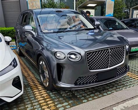 Interjero nuotrauka iš naujai atidarytos „Bentley“ atstovybės Lietuvoje, demonstruojanti prabangią aplinką.