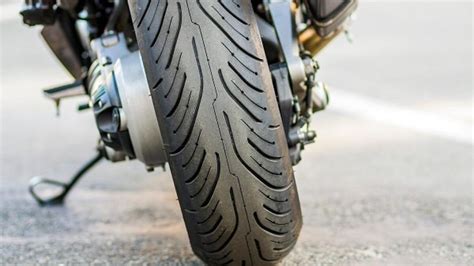 Motociklo padangų protektoriaus raštų palyginimas skirtingiems važiavimo tipams (schema)
