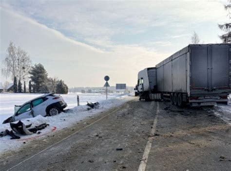 Tematinė nuotrauka: lengvasis automobilis su priekaba Lietuvos kelyje