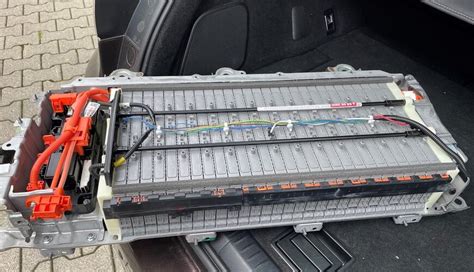 Hibridinių automobilių baterijos sandaros schema