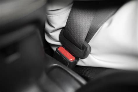 Atidžiai tikrinamos automobilio saugos sistemos, įskaitant diržus ir oro pagalves